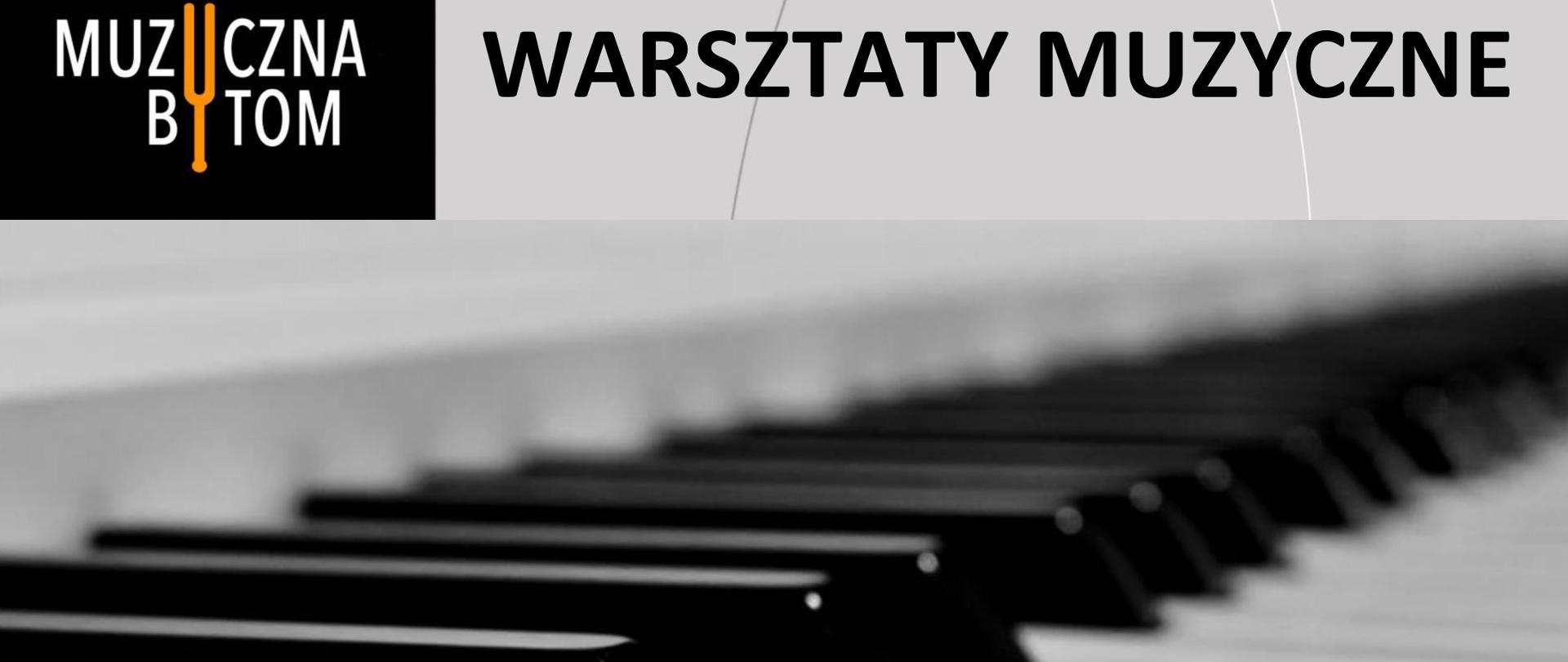 Plakat - na czarnym tle po lewej stronie logotypy szkoły, dane teleadresowe. Na szarym tle po prawej stronie informacje dot. warsztatów, prowadzących oraz terminu. W górnej części plakatu zdjęcie klawiatury fortepianowej.