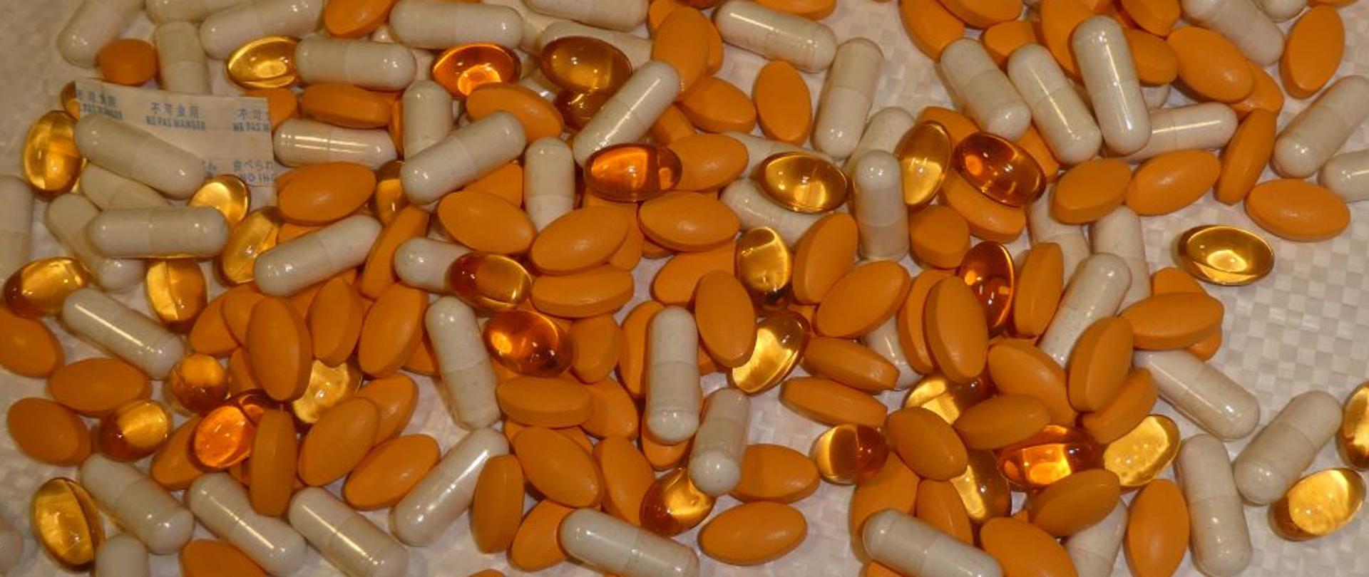 Tabletki leżą na stole