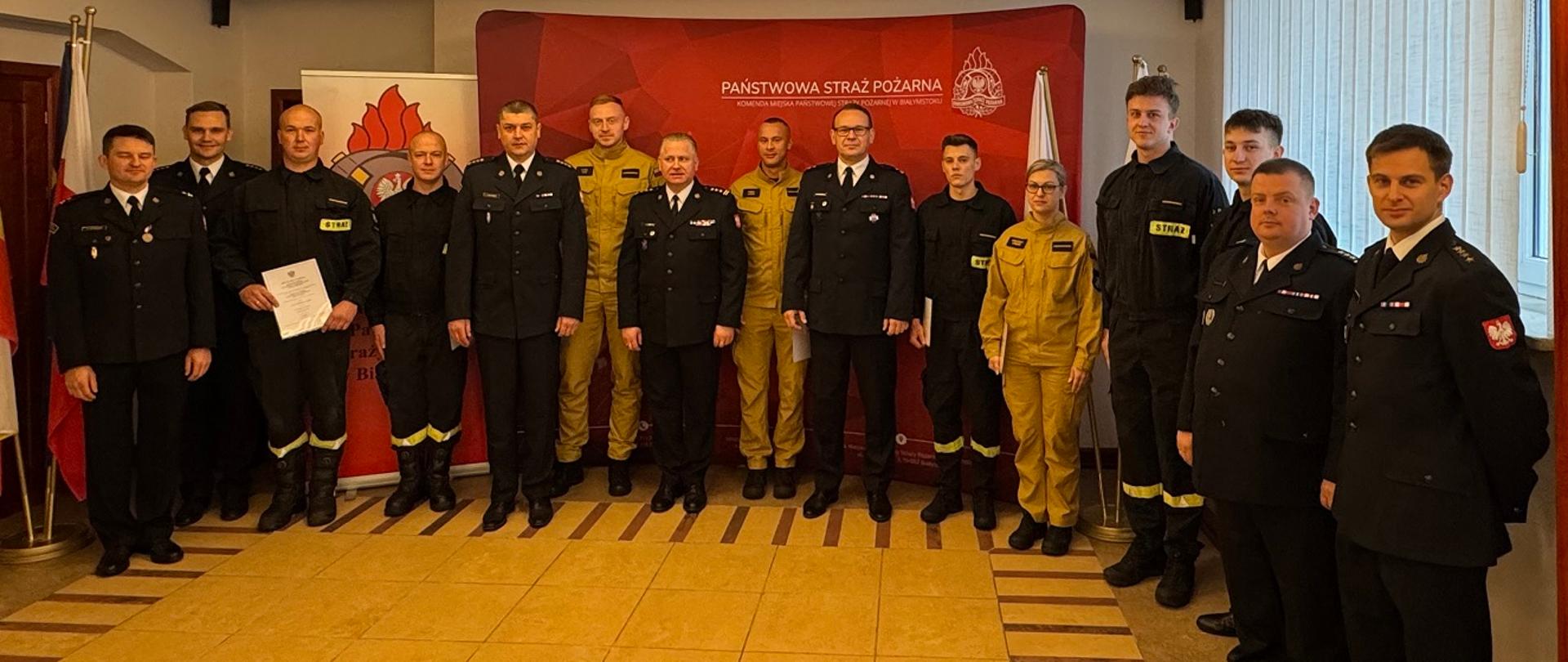 Okolicznościowy apel z okazji awansów na wyższe stopnie służbowe w korpusie szeregowych straży pożarnej