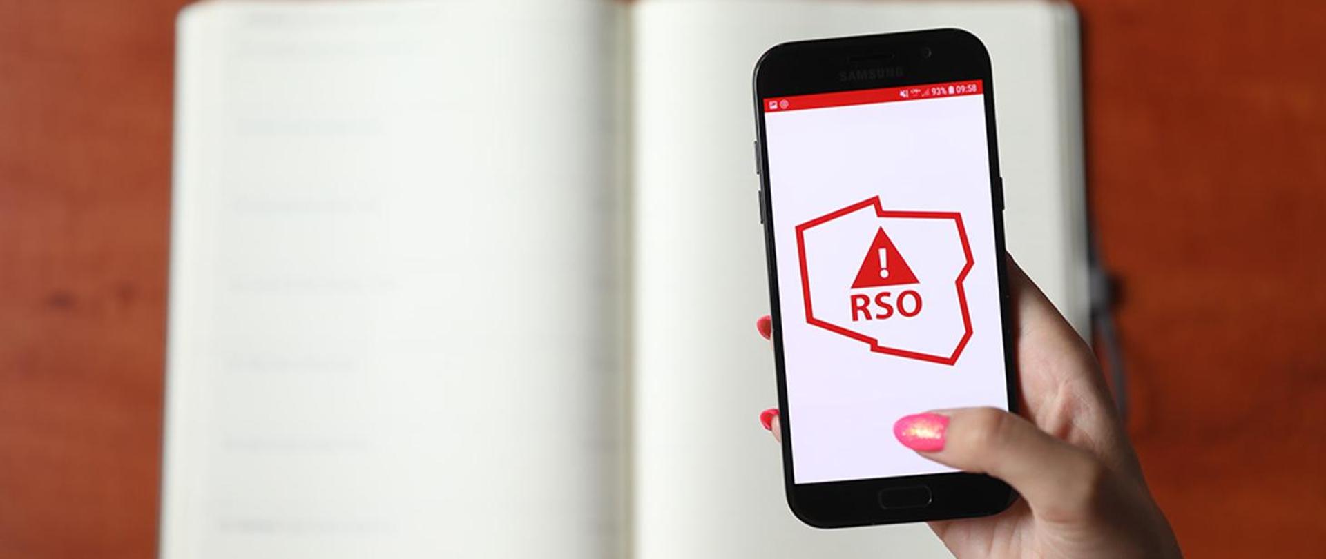 Smartphone z wyświetlonym logo Regionalny System Ostrzegania