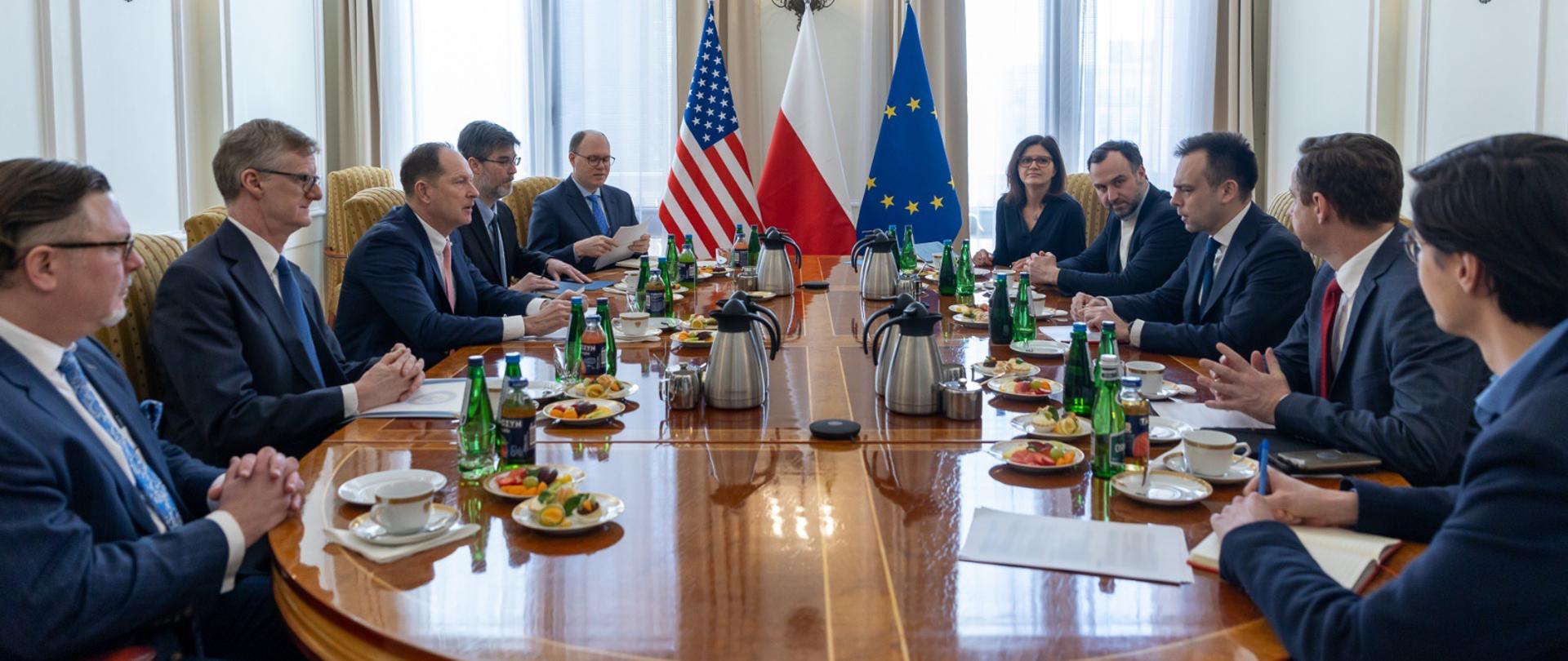 Uczestnicy spotkania ministra finansów Andrzeja Domańskiego z ambasadorem Markiem Brzezinskim.