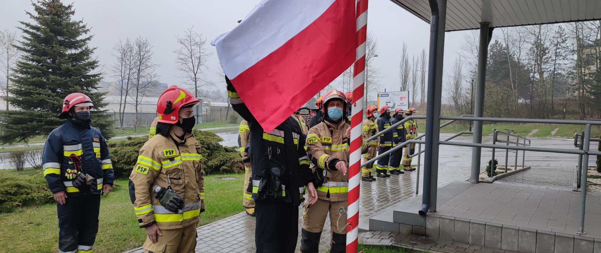 Uroczysta zmiana służby podczas której Flaga podnoszona jest na maszt.