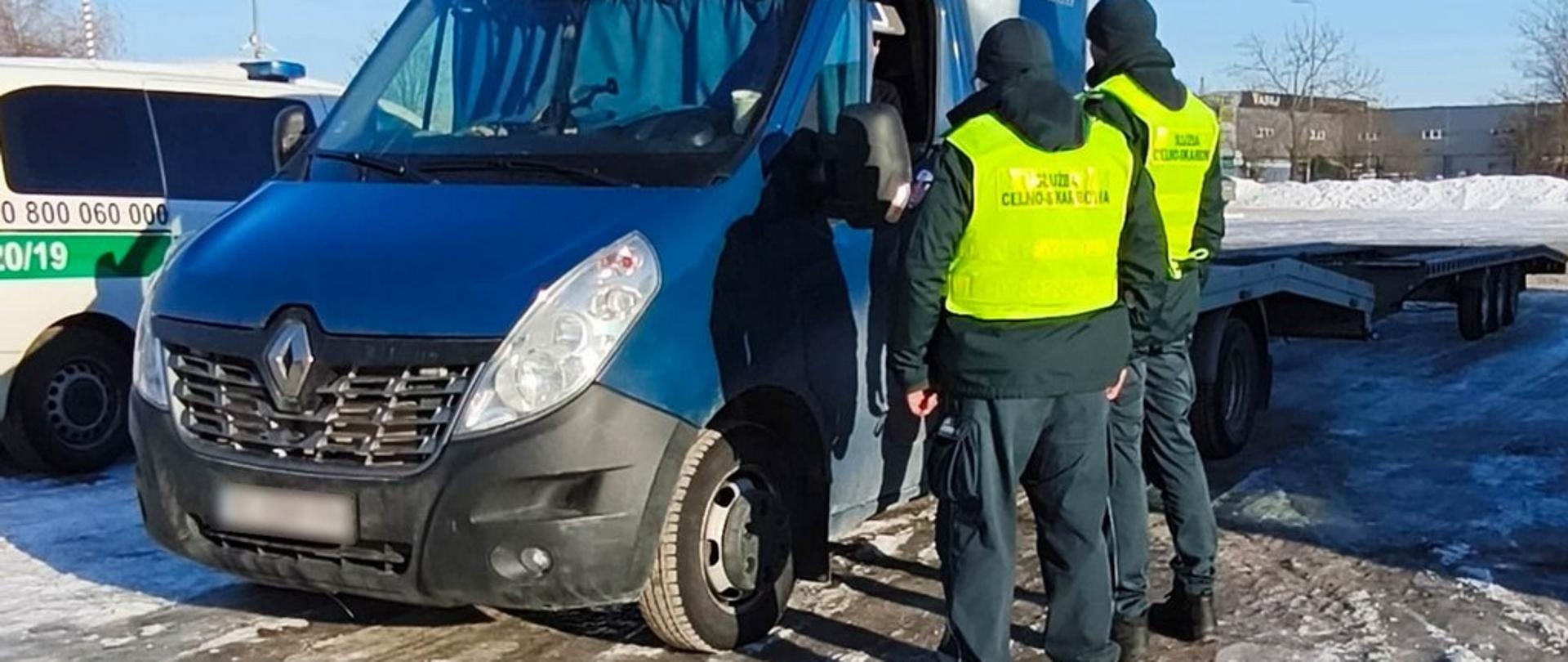 Funkcjonariusze przy kontrolowanym aucie