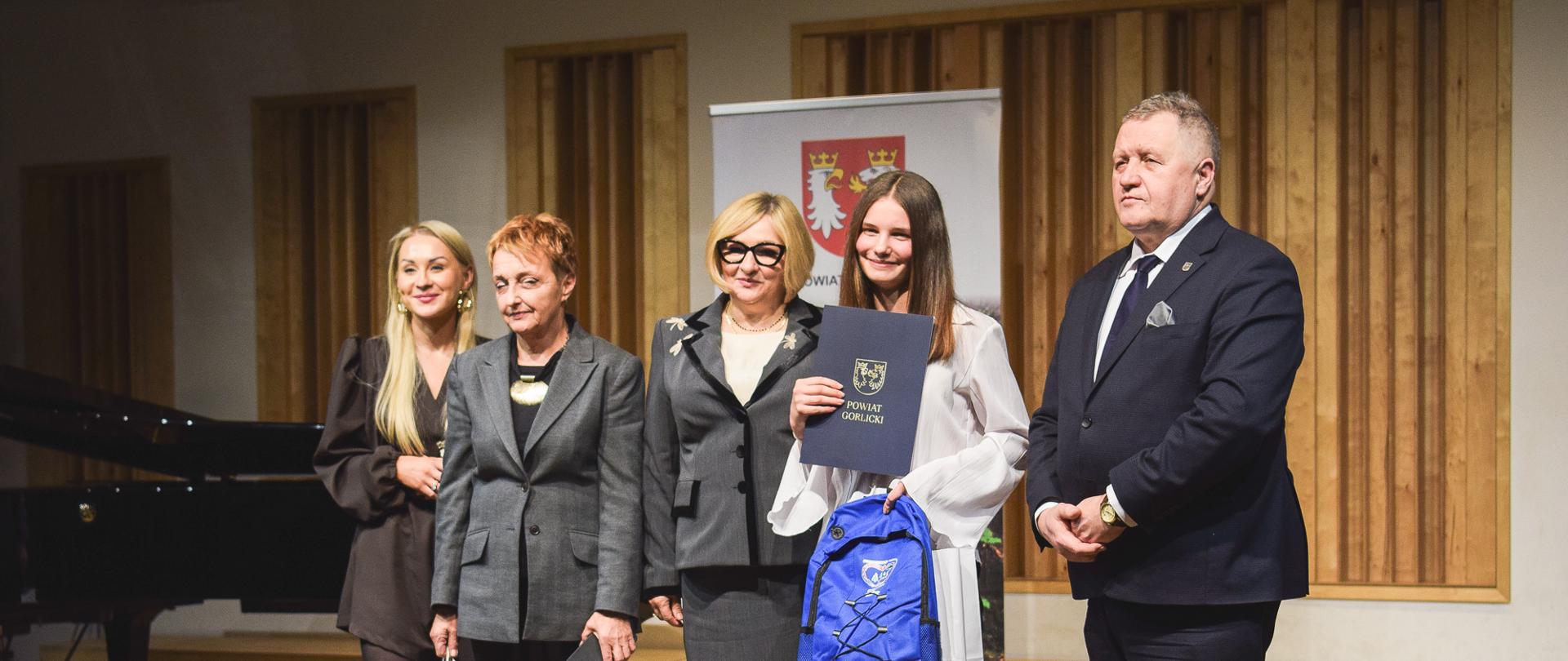 Na zdjęciu Gabriela Kowalik, wraz z opiekunem panią Bogusławą Miedziak.