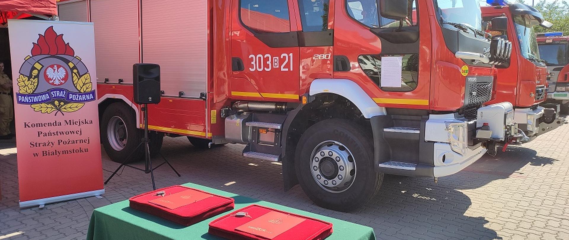 Teczki i kluczyki do przekazywanych aut ratowniczo-gaśniczych