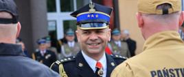 Powiatowe obchody Dnia Strażaka w Sokółce - komendant wojewódzki PSP podczas wręczen awansów strażakom