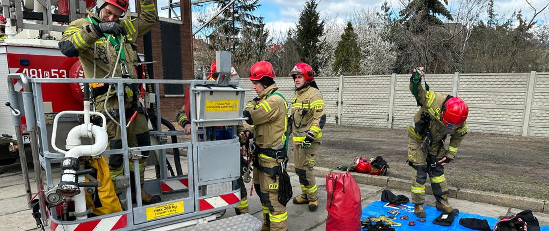WIOSENNE INSPEKCIE GOTOWOŚCI OPERACYJNEJ W KOŚCIAŃSKIEJ KOMENDZIE. Strażacy podczas ćwiczeń z zakresu ratownictwa wysokościowego.