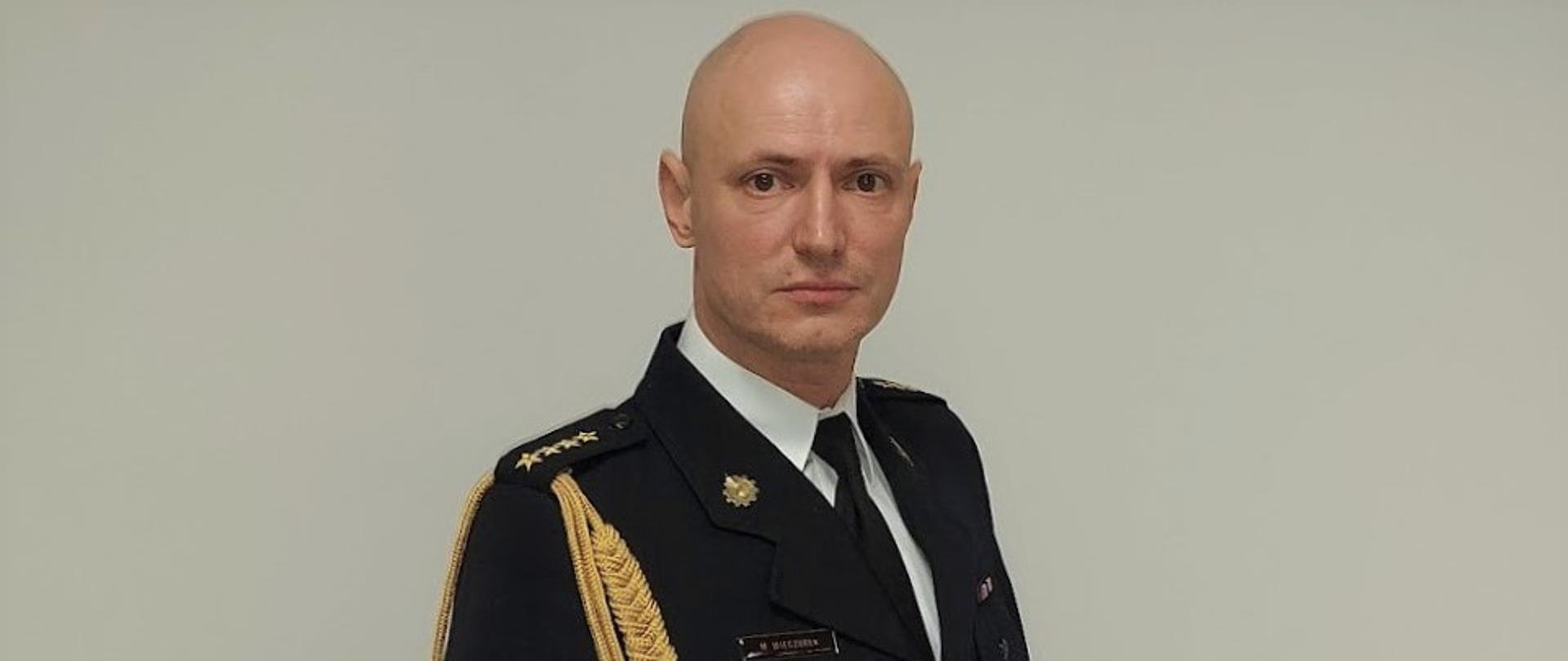 Oficer w mundurze wyjściowym ze sznurem, portret en face.