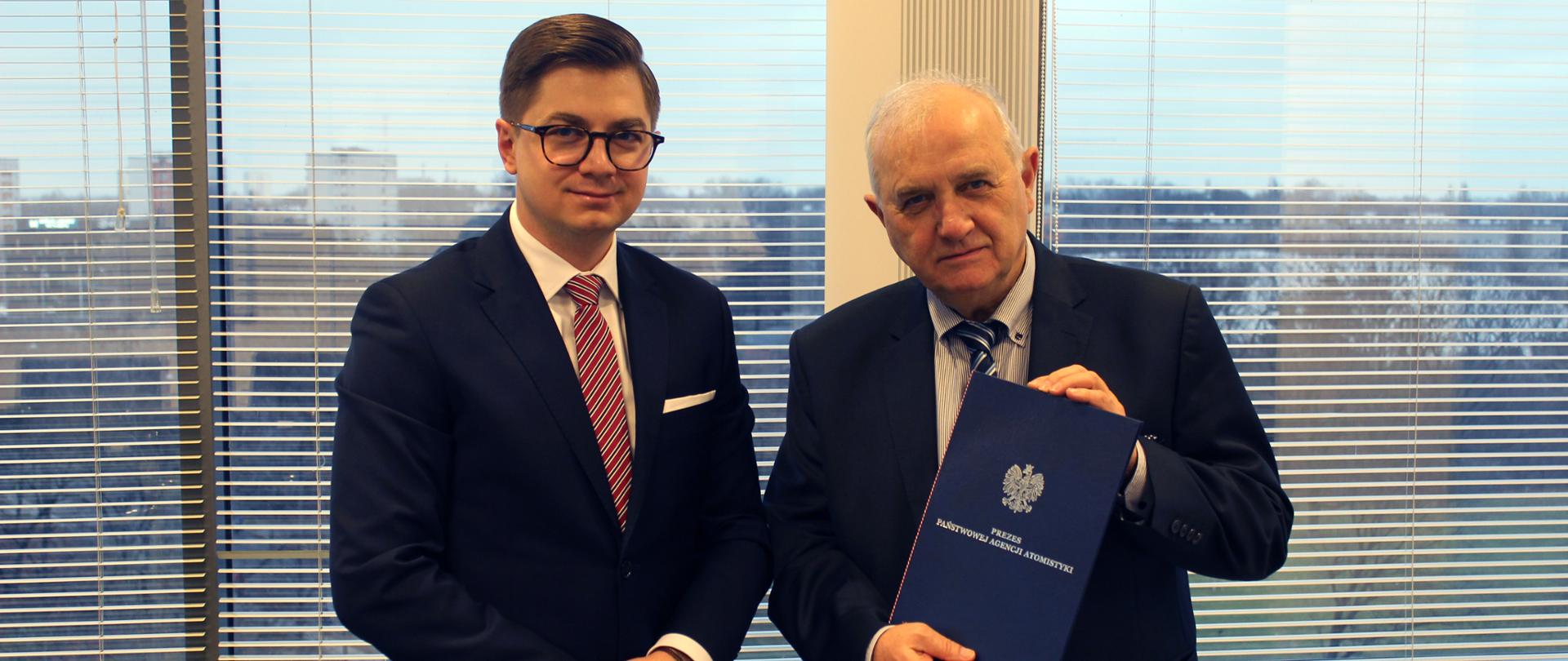 Prezes PAA dr Łukasz_Młynarkiewicz stoi obok prof. dr hab. n. med. Leszka Królickiego, nowego członka Rady ds. BJiOR. Profesor trzyma w rękach akt powołania do Rady BJiOR.