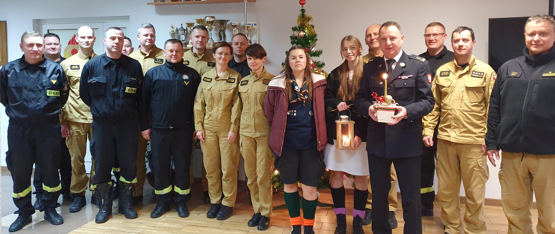 Betlejemskie Światełko Pokoju zaświeciło w Komendzie Powiatowej PSP w Mławie