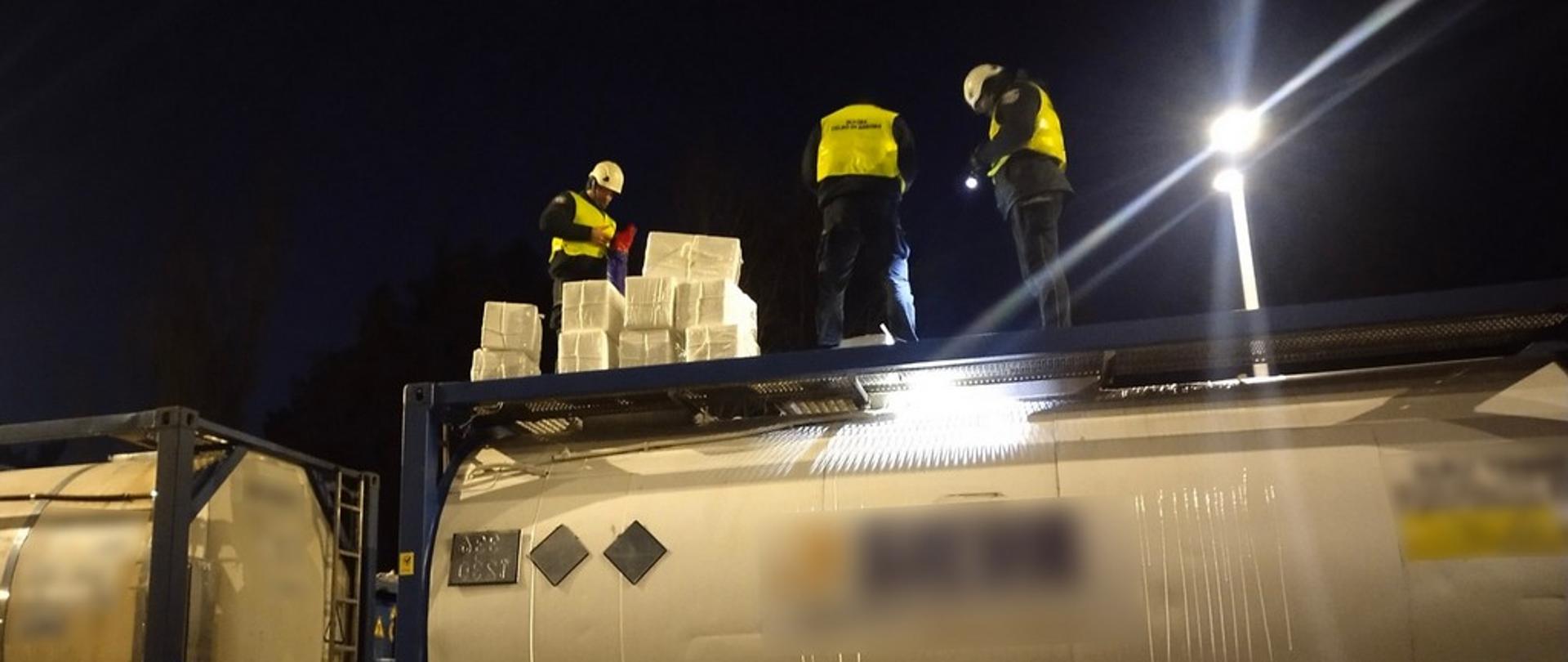 Funkcjonariusze na kolejowej cysternie