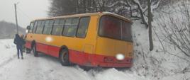 autobus wpadł w poślizg na ośnieżonej jezdni i zatrzymał się w rowie