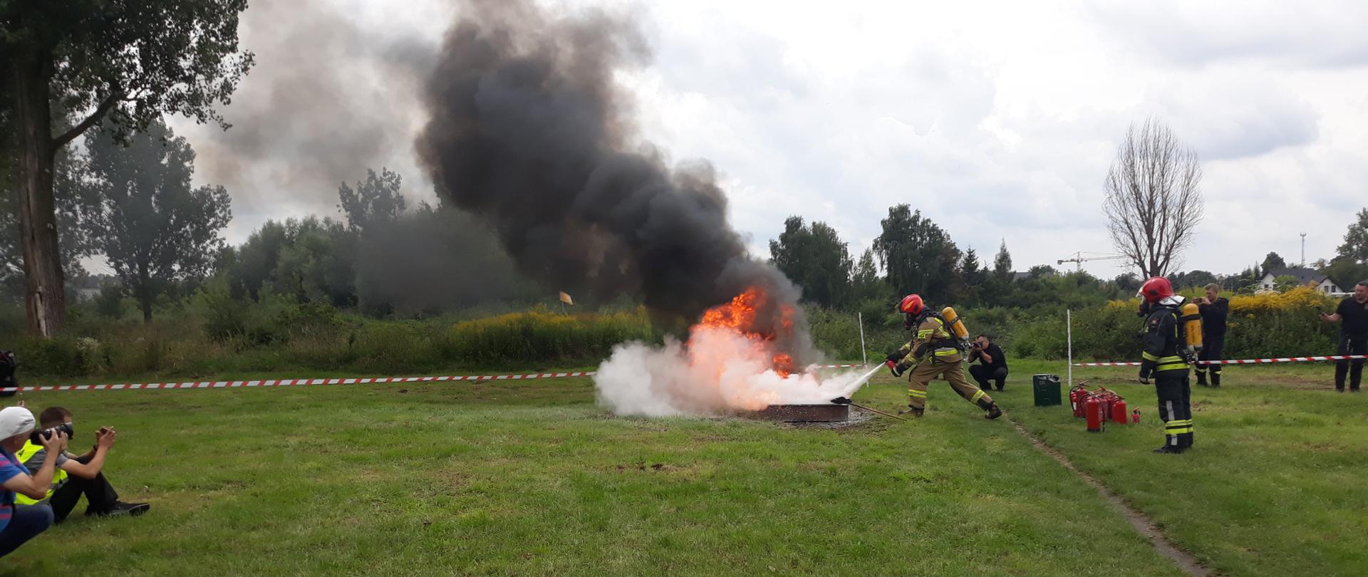Piknik Strażacki 2021 pokaz gaszenia palącej się tacy