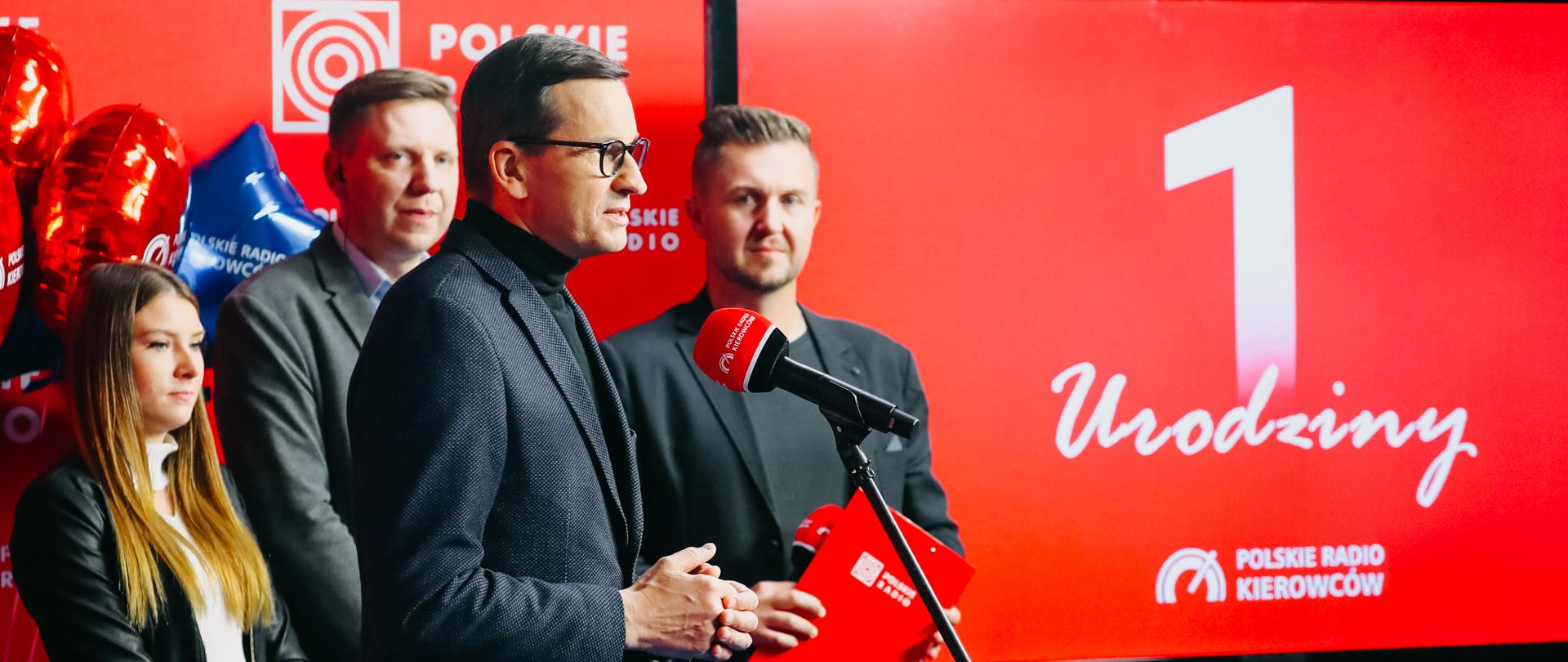 Premier Mateusz Morawiecki przemawia przy mikrofonie.