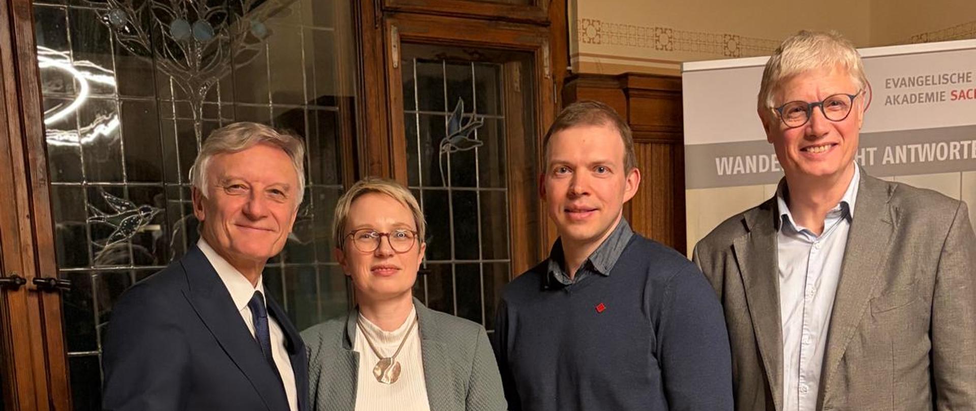 Grafika przedstawia wspólne zdjęcie następujących osób: Marek Prawda, Ina Rumiatseva, Maksim Znak, Stephan Bickhardt