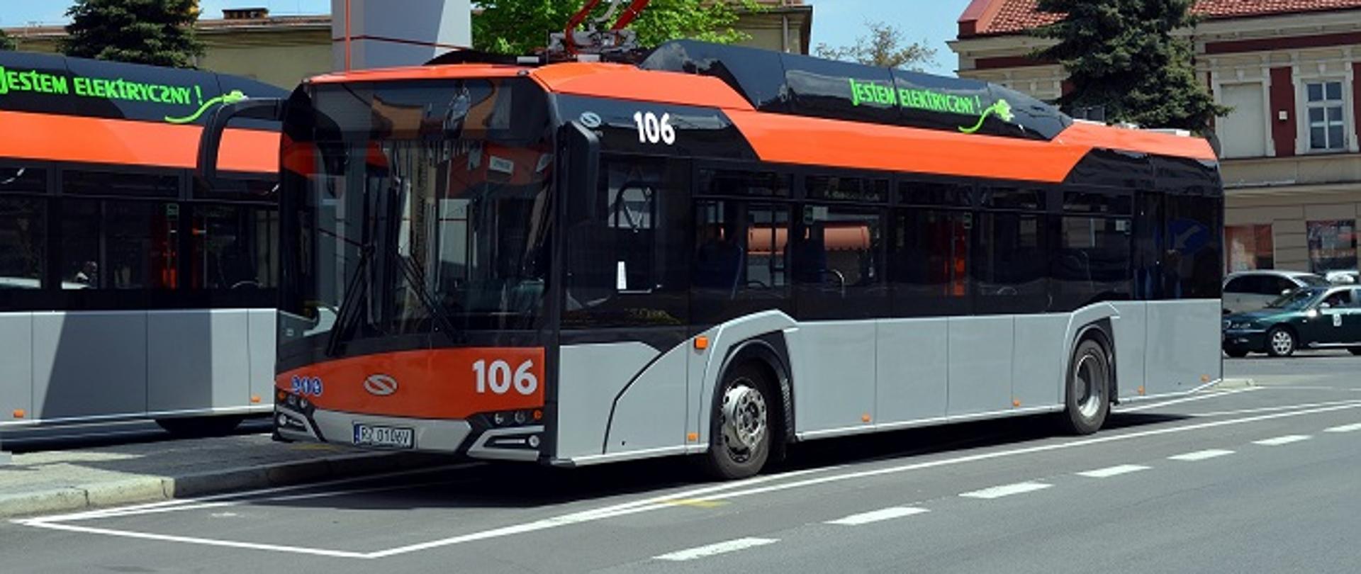 Autobus elektryczny stoi na parkingu 