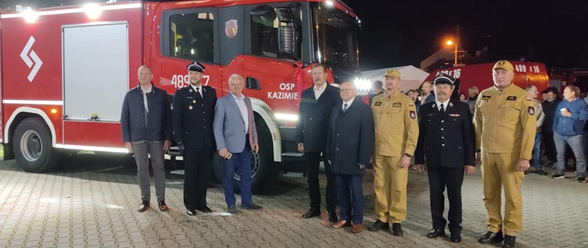 strażacy druhowie politycy i samorządowcy pozują do zdjęcia na tle nowego samochodu ratowniczo-gaśniczego