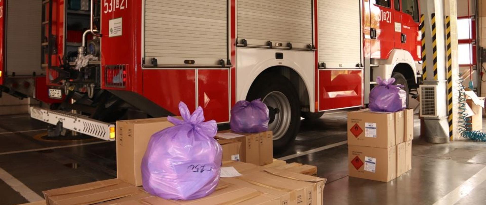 pojazd pożarniczy kartony worki w pomieszczeniu garażu