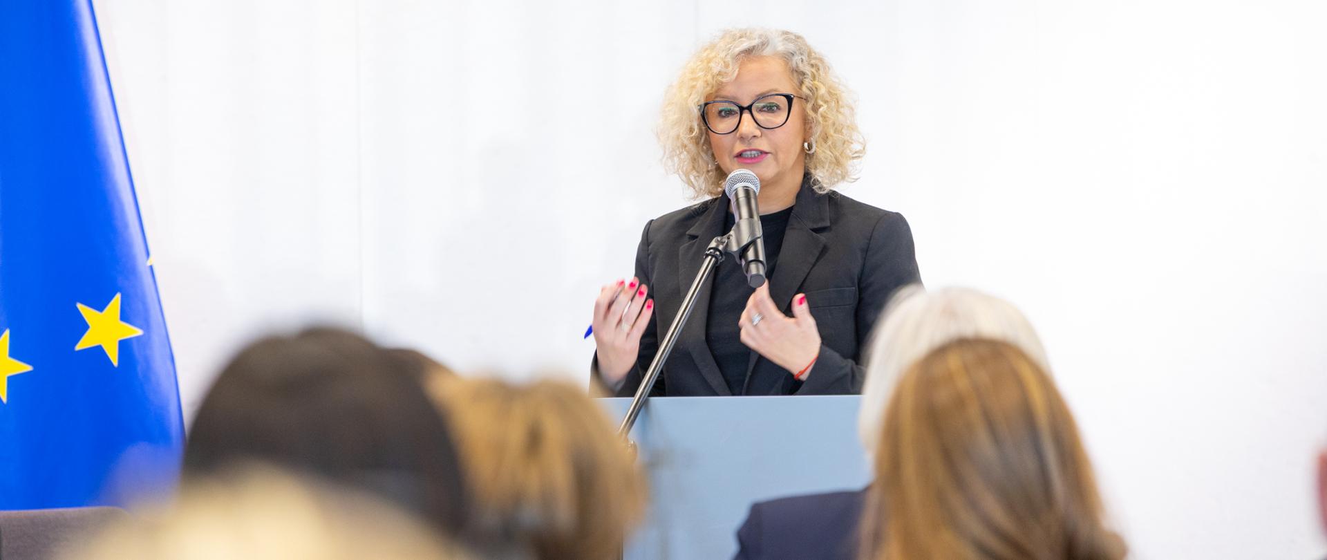 Pełnomocniczka Rządu do Spraw Równości Katarzyna Kotula przemawiająca podczas konferencji