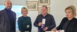 Ks. Marek wraz z pracownikami Ambasady po odznaczeniu w Rezydencji Ambasador RP w Bejrucie