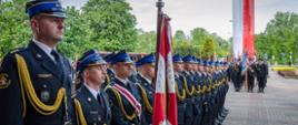 Kompania honorowa Szkoły Głównej Służby pożarniczej oraz poczty sztandarowe PSP i OSP przed wejściem do katedry św. Floriana na warszawskiej Pradze.