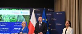 Na zdjęciu od lewej: Ministra klimatu i środowiska Paulina Hennig-Kloska, wiceministra Urszula Zielińska i zastępca prezesa zarządu NFOŚiGW Robert Gajda podczas konferencji prasowej nt. pakietu 9 działań wzmacniających bezpieczeństwo klimatyczne Polski, która odbyła się 24 czerwca 2026 r. w Warszawie