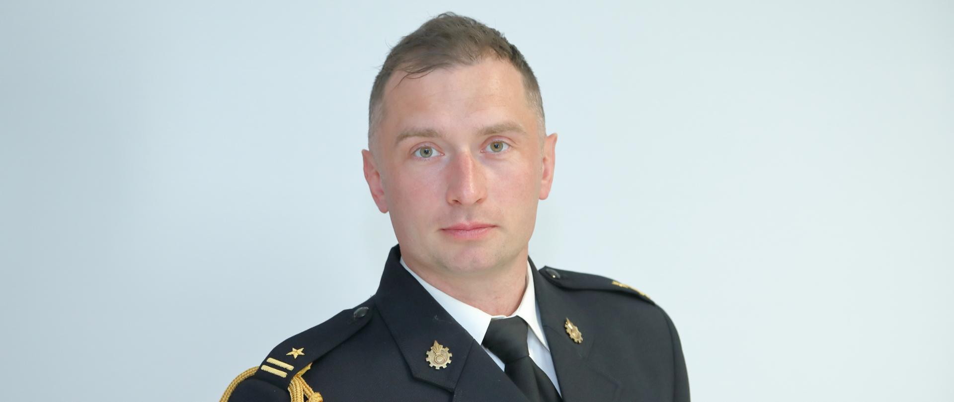portret mł. bryg. Bartosza Przygórzewskiego w mundurze wyjściowym