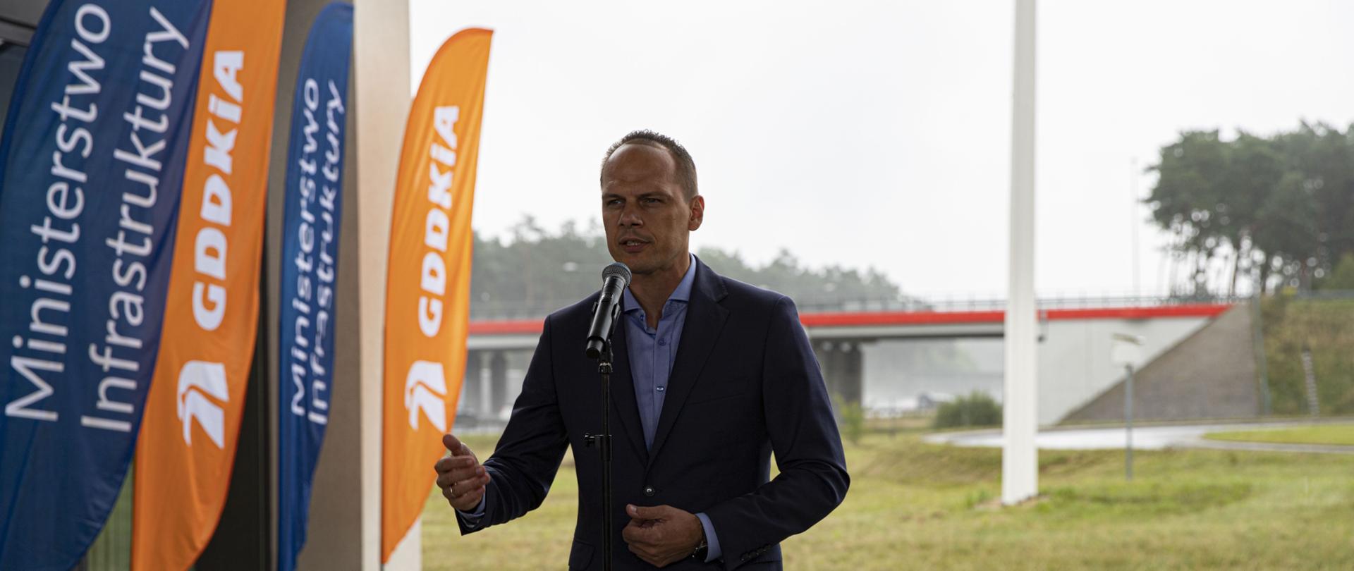 Wiceminister infrastruktury Rafał Weber w trakcie konferencji prasowej dotyczącej podpisania umowy na poszerzenie autostrady A2 na odcinku Warszawa – Łódź