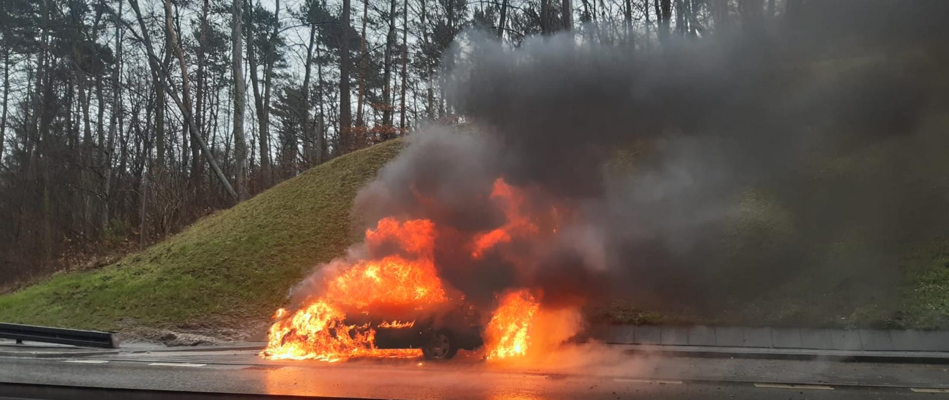 Pożar samochodu osobowego.