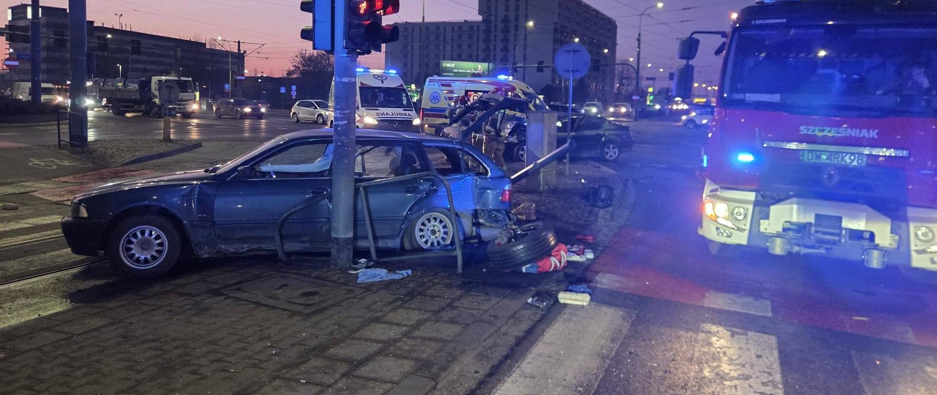  zderzenie dwóch samochodów osobowych na skrzyżowaniu ulic Bardzkiej i Armii Krajowej we Wrocławiu