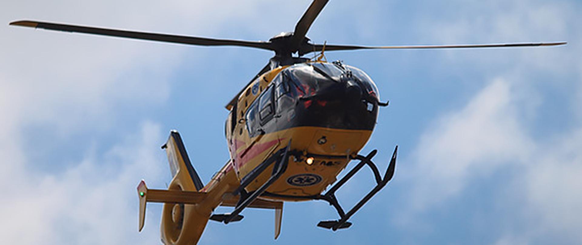 Na zdjęciu widać helikopter na tle nieba.