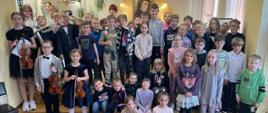 Grupa dzieci pozująca do zdjęcia grupowego podczas audycji muzycznych w PSM I st. w Kłodzku 10 maja 2023