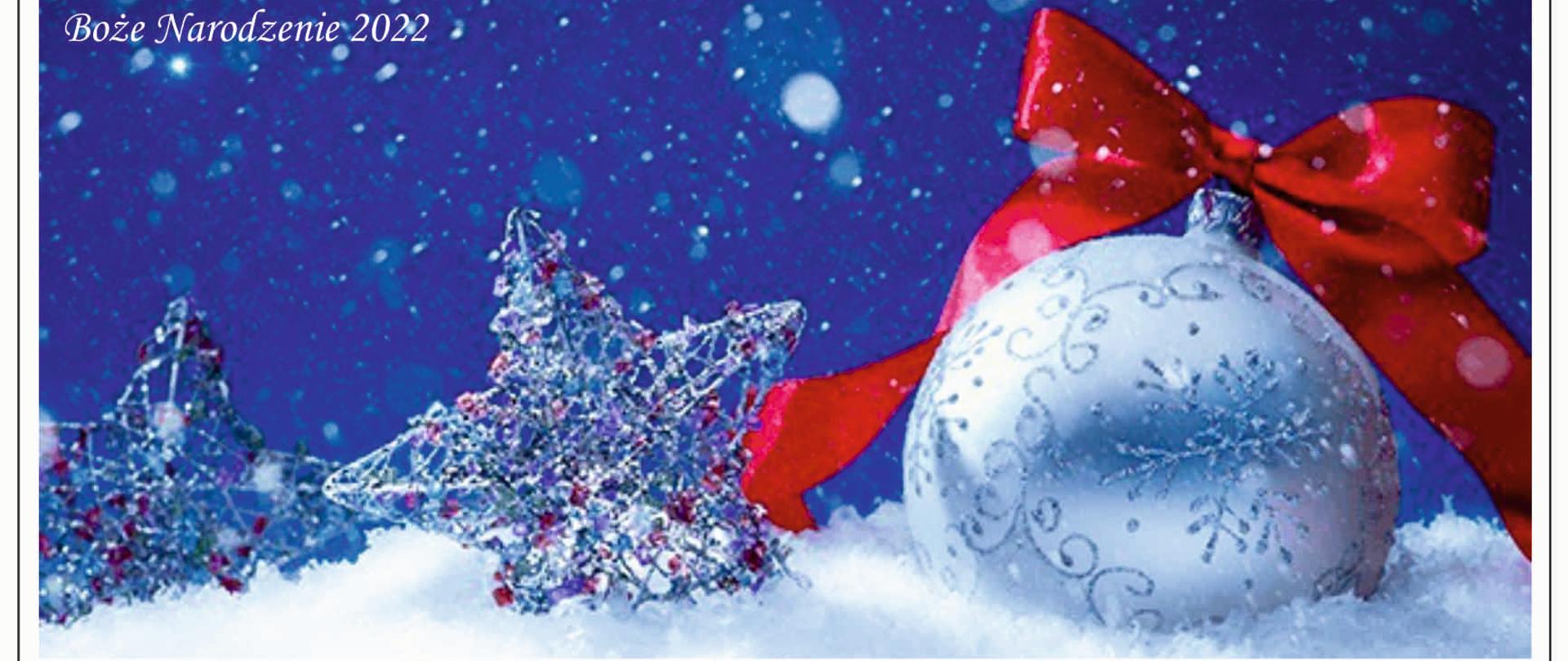 Bombka z gwiazdką leżą na śniegu