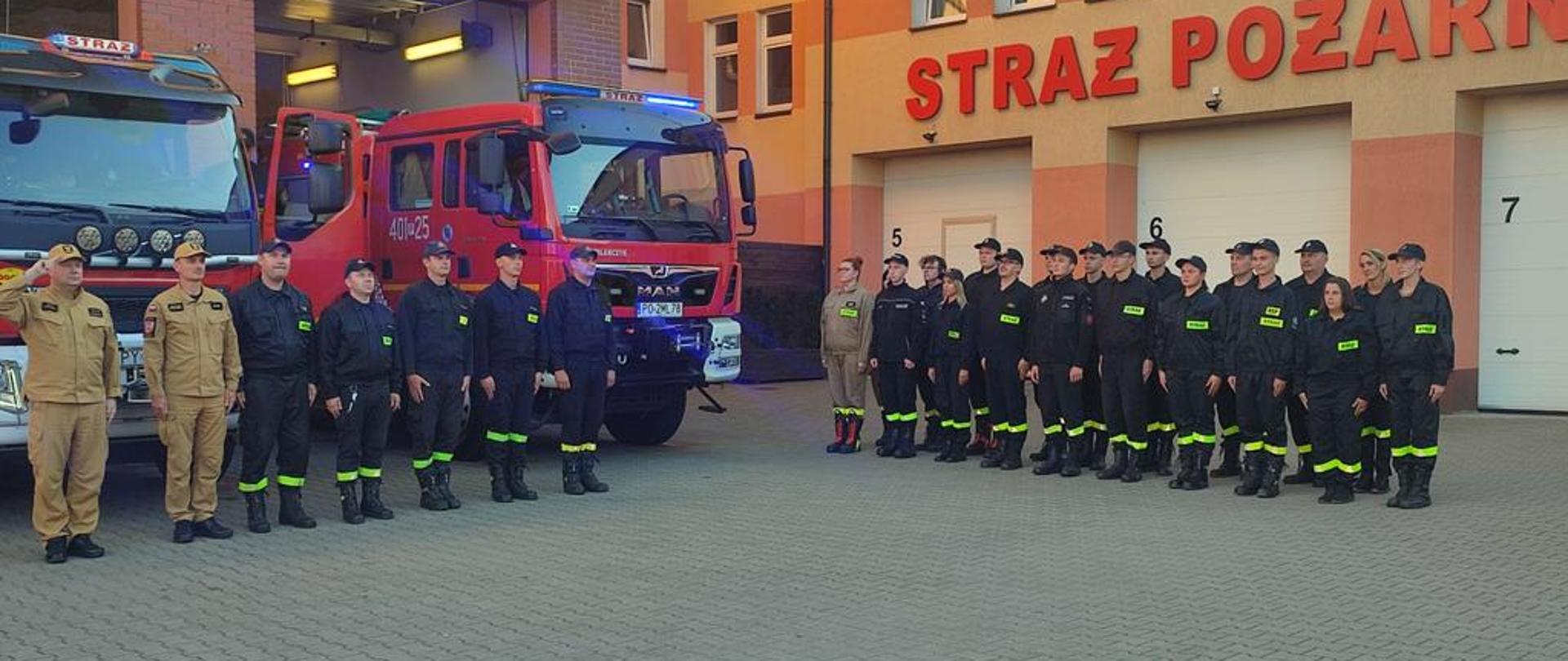 strażacy stojący w pozycji baczność