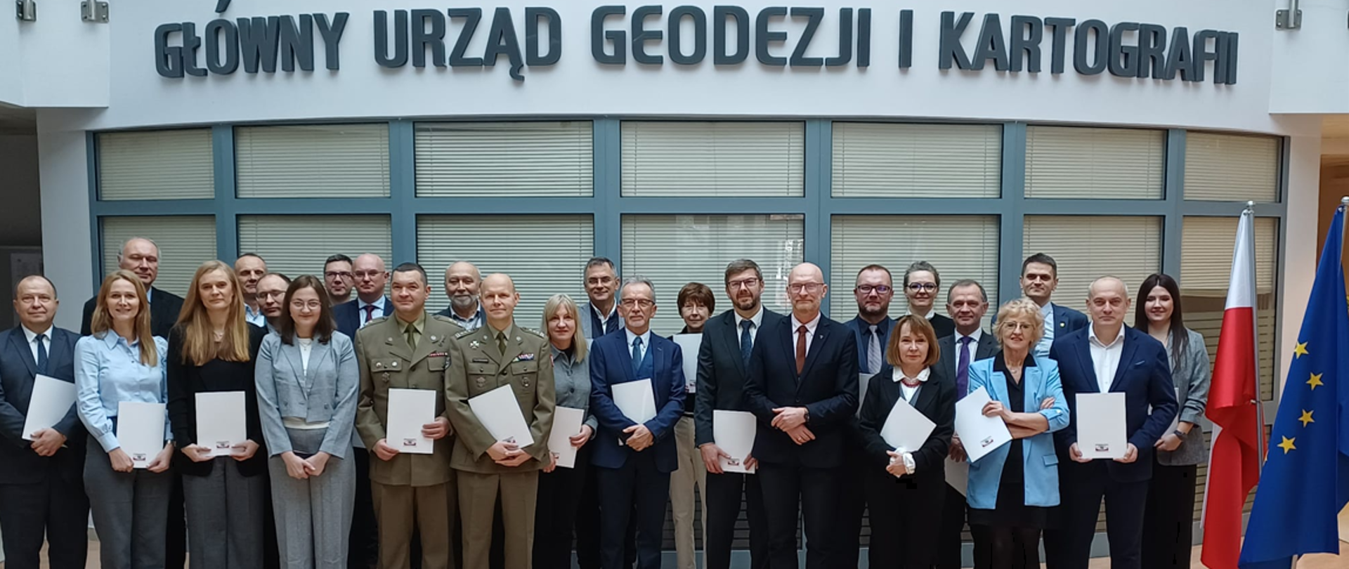  Zdjęcie przedstawia członków Państwowej Rady Geodezyjnej i Kartograficznej