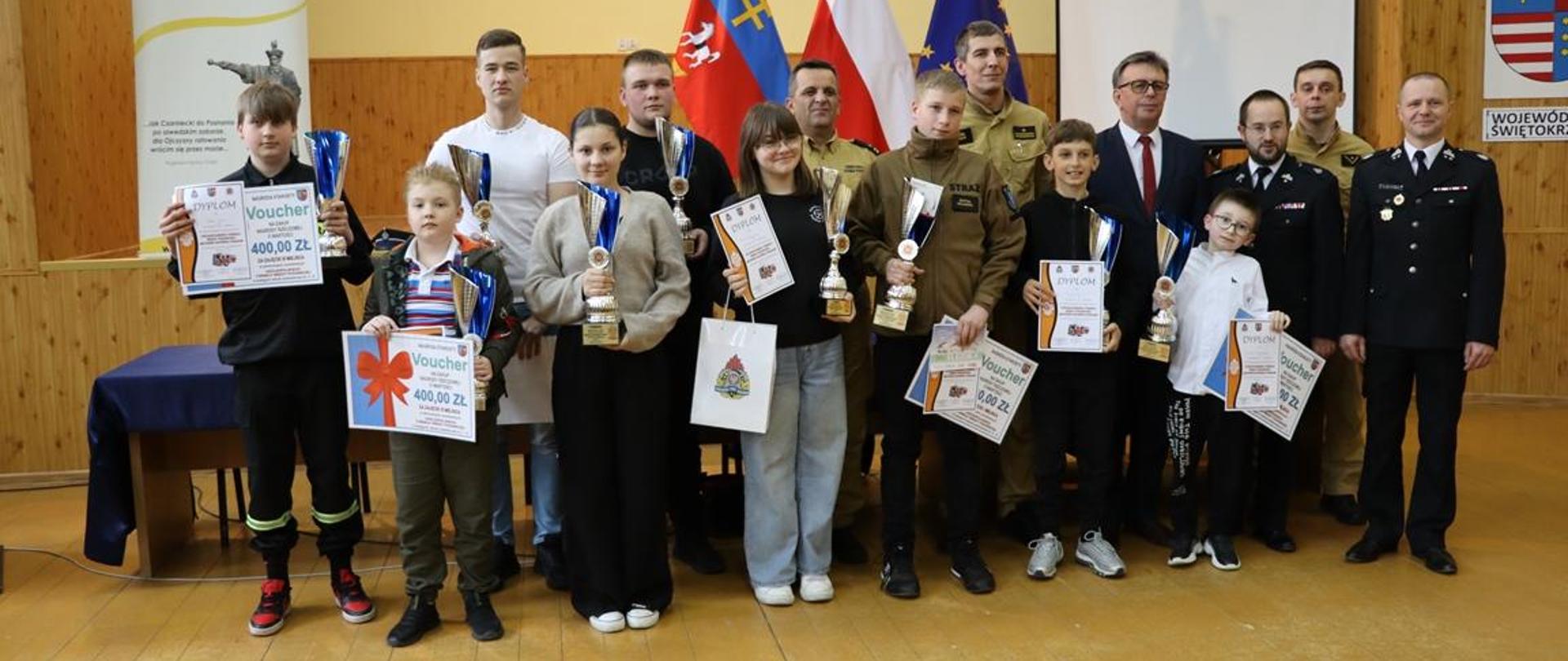 Grupowe zdjęcie uczestników eliminacji oraz organizatorów