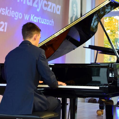 na zdjęciu widoczny jest pianista grający na fortepianie