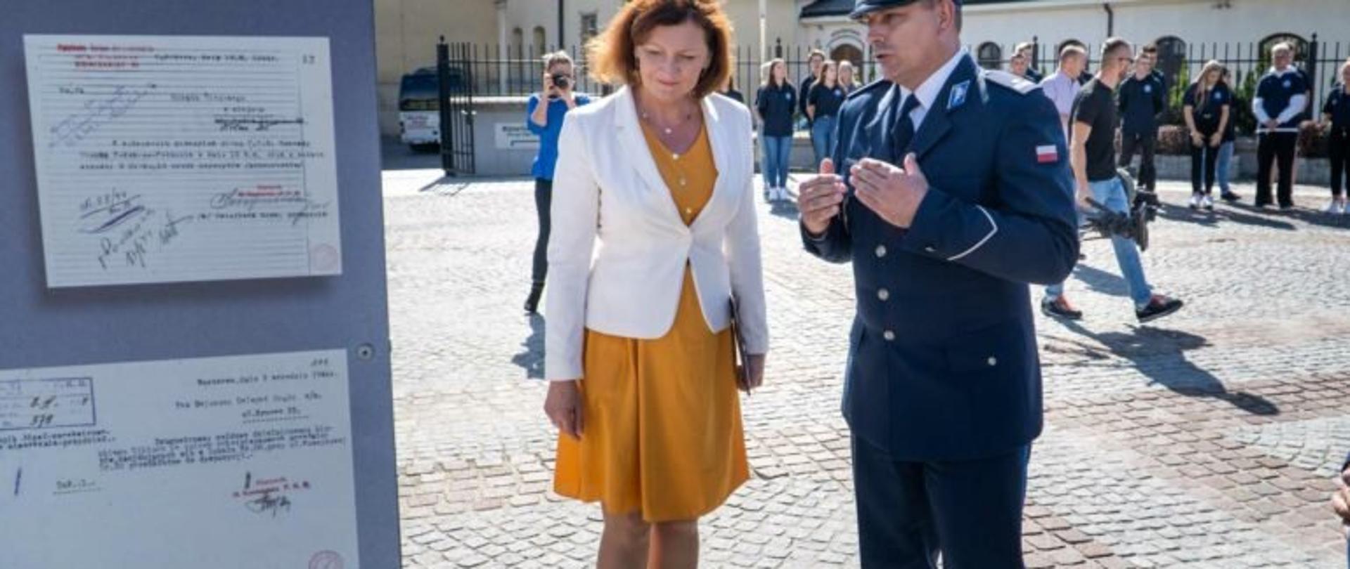 Wojewoda podkarpacki i komendant wojewódzki Policji podczas otwarcia wystawy poświęconej konspiracyjnej działalności państwa polskiego