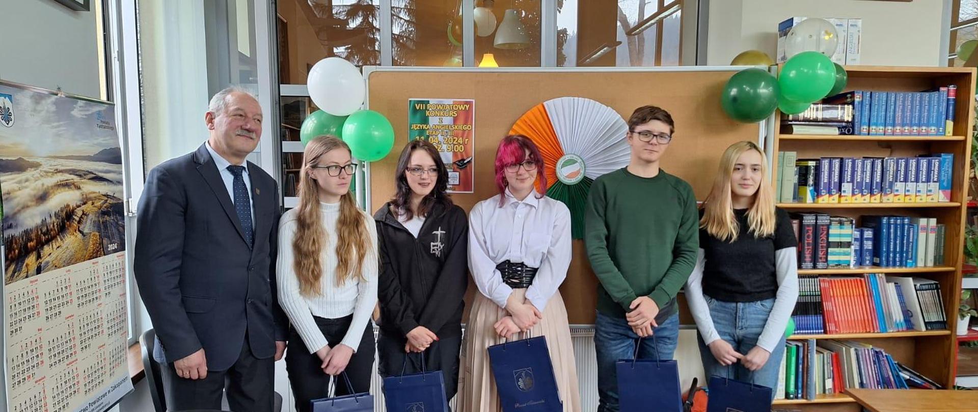 Na zdjęciu laureaci VII Powiatowego Konkursu z Języka Angielskiego wraz z panem Władysławem Filarem Wicestarostą Tatrzańskim. 