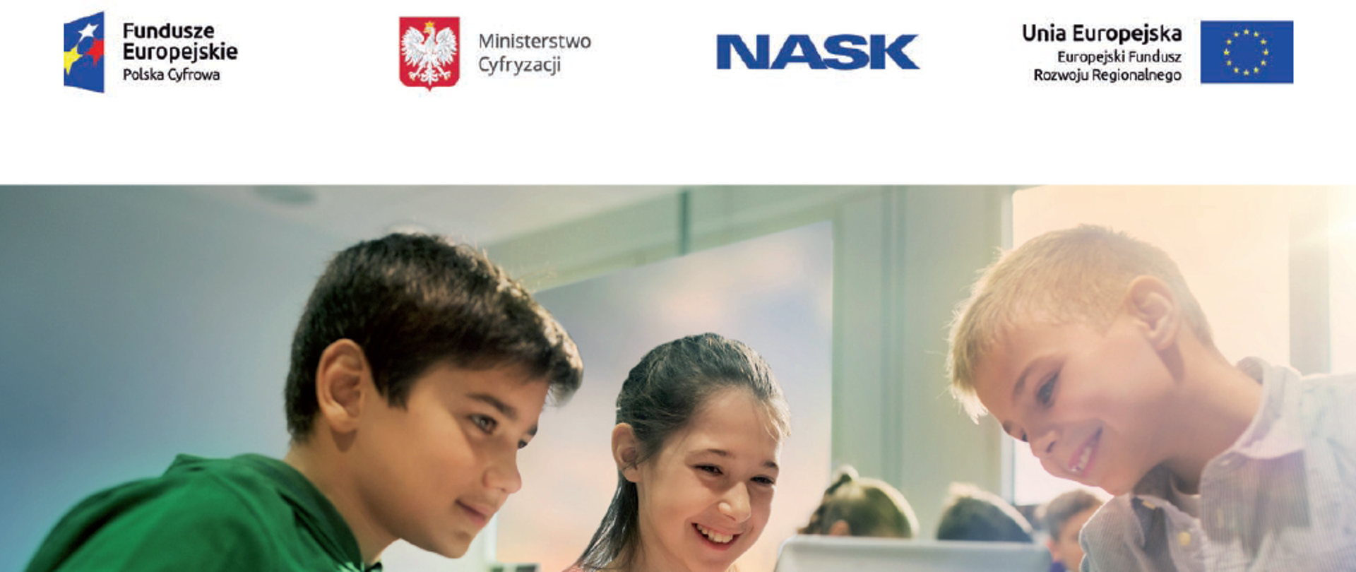 Na zdjęciu widzimy dwóch chłopców i jedną dziewczynkę, bawiących się tabletem. Na górze widoczne są logotypy: Fundusze Europejskiej. Polska Cyfrowa, Ministerstwo Cyfryzacji, NASK, Unia Europejska. Europejski Fundusz Rozwoju Regionalnego 