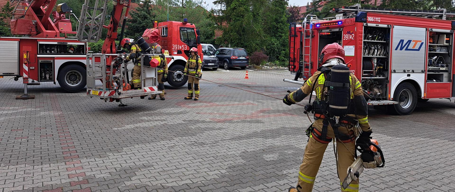 Strażak podpięty lina wyszedł na plac komendy
