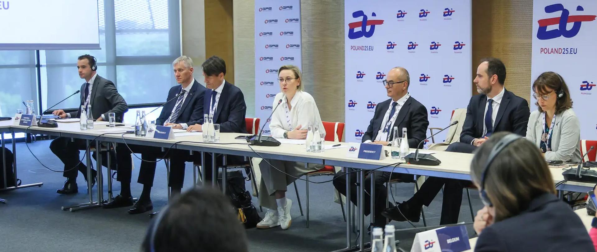 Spotkanie Dyrektorów Generalnych Europejskich Centrów Kryzysowych. Uczestnicy wydarzenia podczas debaty. Widoczna między innymi Ministra do spraw Społeczeństwa Obywatelskiego Adriana Porowska.