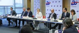 Spotkanie Dyrektorów Generalnych Europejskich Centrów Kryzysowych. Uczestnicy wydarzenia podczas debaty. Widoczna między innymi Ministra do spraw Społeczeństwa Obywatelskiego Adriana Porowska.