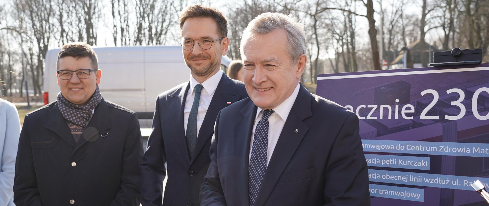 W plenerze stoją od prawej premier Piotr Gliński, minister Waldemar Buda i burmistrz Mateusz Kamiński