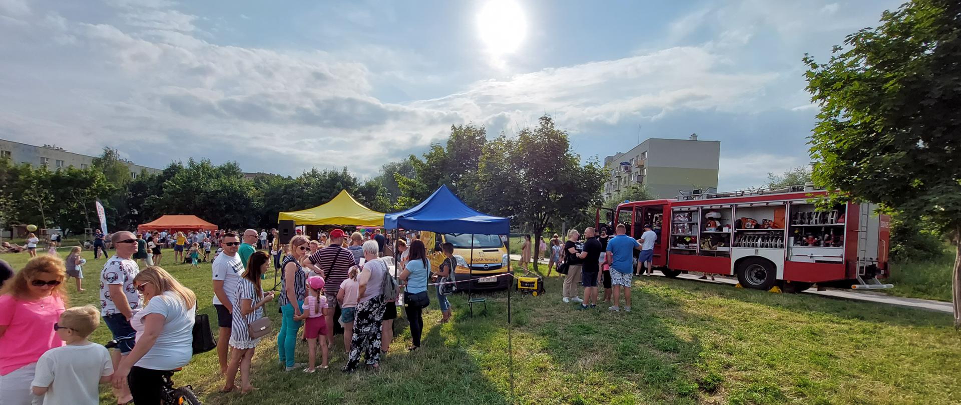 Zdjęcie przedstawia grupę dzieci na tle samochodu gaśniczego 