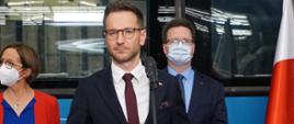 Wiceminister Waldemar Buda za nim pociąg Łącząc Europę
