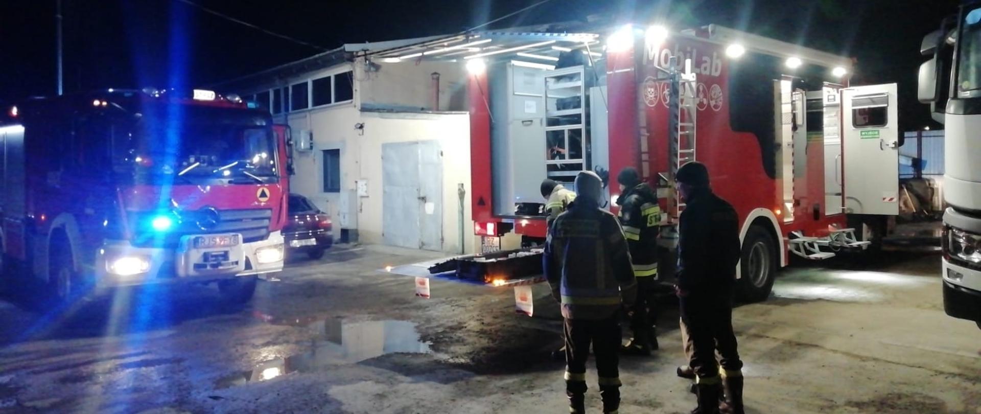 Na zdjęciu samochody pożarnicze oraz strażacy