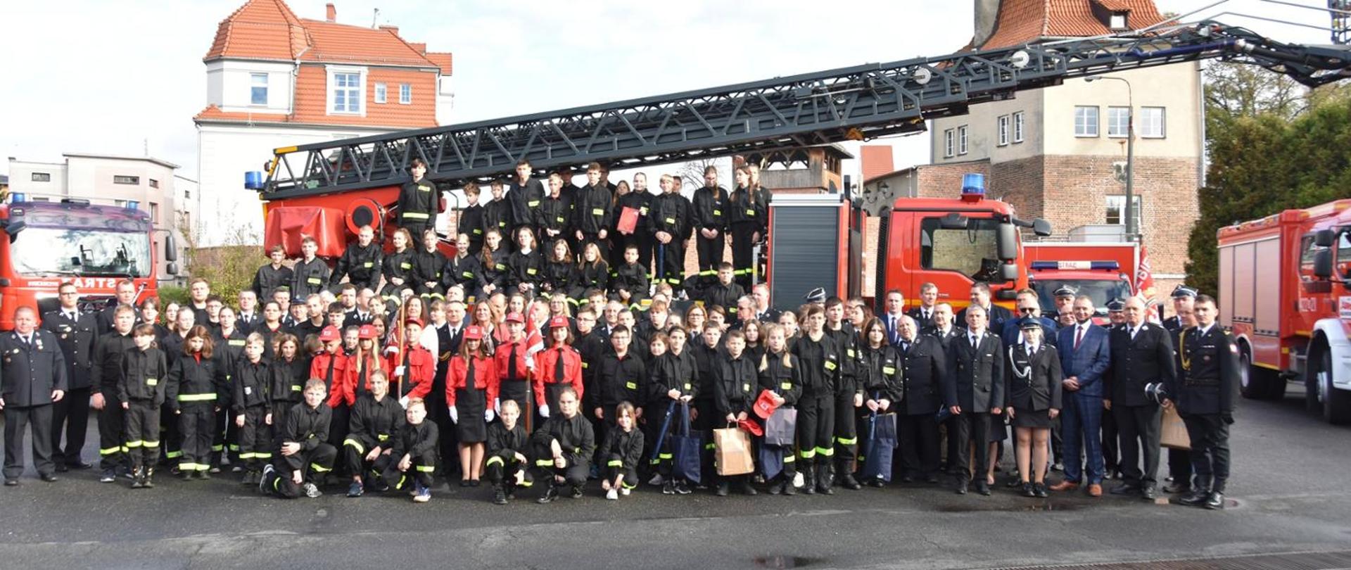 Wspólne zdjęcie grupowe zgromadzonych na uroczystości