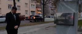 Konsul RP Łukasz Paprotny składa w imieniu Ambasady RP w Lublanie wiązankę żółtych kwiatów przed obeliskiem i tablicą pamiątkową w Murskiej Sobocie