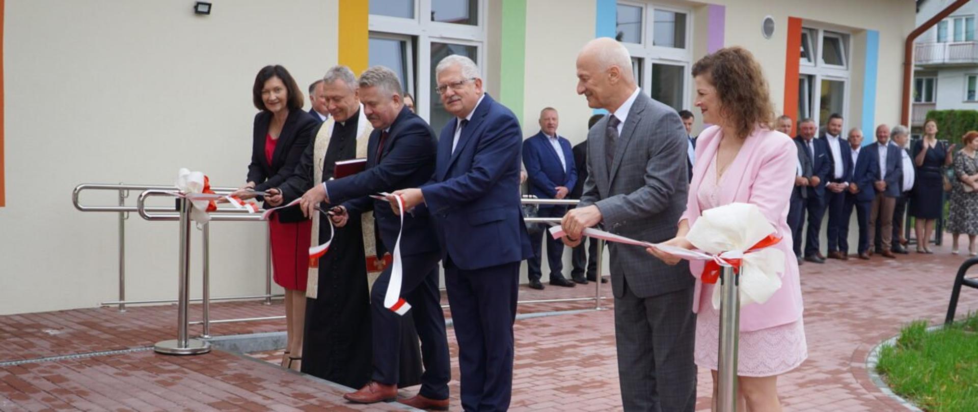 Osoby przecinające wstęgę podczas otwarcia żłobka samorządowego w Białobrzegach 